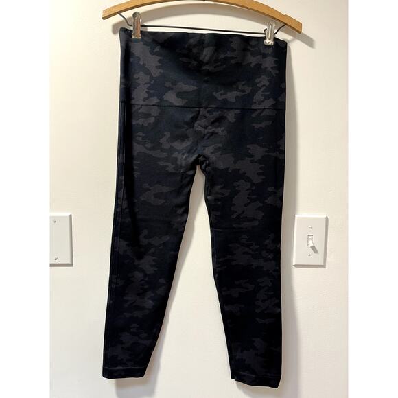 SPANX Look at Me Now Seamless Cropped Leggings in Black Camo Size L - Picture 2 of 5